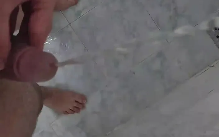 Lkdick8: Pissing Hot in the Bath