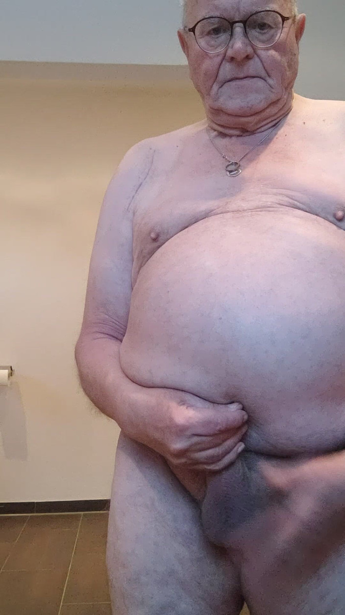 Karlchengeil: 샤워 전후 내 자지를 가지고 노는 중