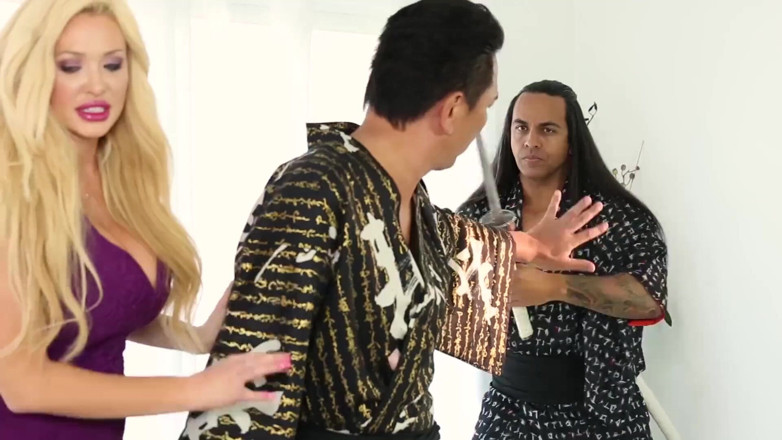 Asian Mature Climax: Twee hete masseuses plezieren de pik van een Aziatische man