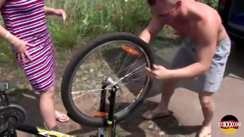 123XXX - Fucked Amateurs in Germany!: Meister radler reiten und be vergnügen einer geilen blondine im...