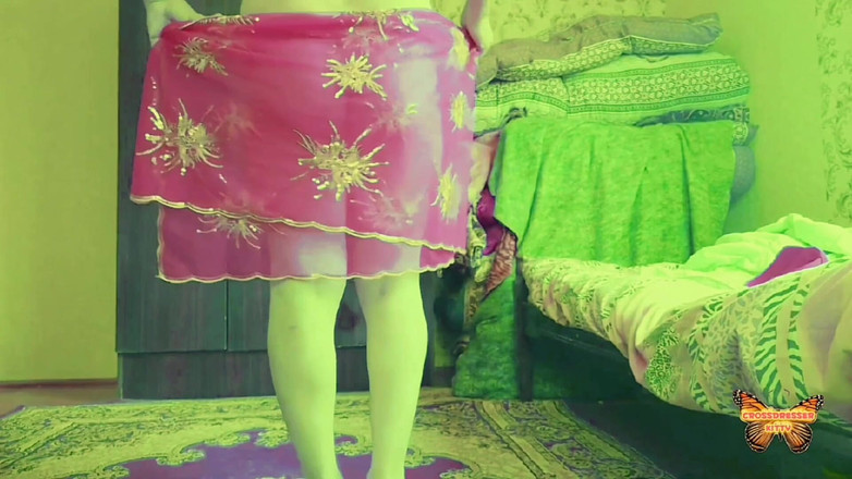 Kitty_Cross: Une trans coquine marche pieds nus dans de la lingerie...