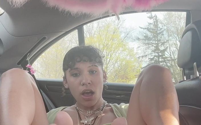 theunholychi: 教会の駐車場でこのマンコで遊ぶ