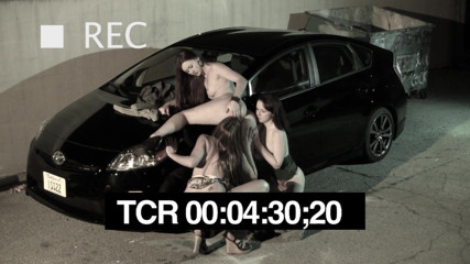 Delicious Girl Threesomes: Lesbijki napalone dziwki stają się perwersyjne na parkingu!