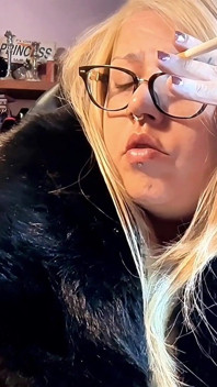 Sesión de fumar psicótico en cadena de fumar al aire libre mientras edita videos de grandota milf fumando vlog