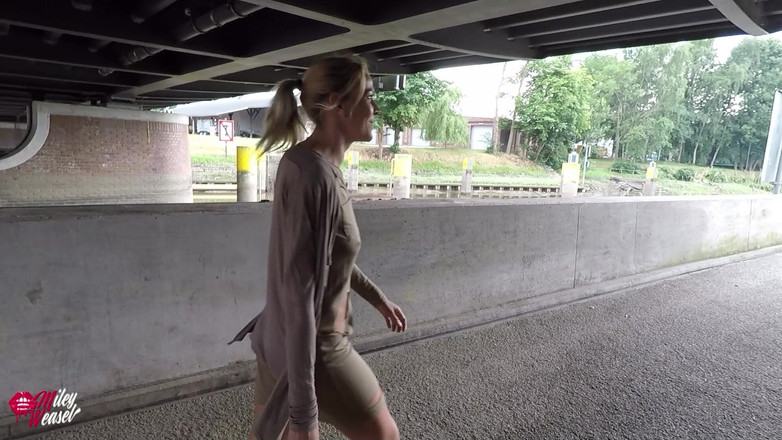 Miley Weasel: Küstah!! Garip adam beni halka açık şekilde sikiyor!!