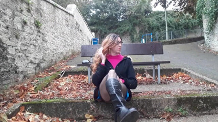 The Midnight Minx: Travestiet buitenshuis toont en trekt af