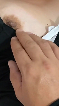 Macecha a perverzní nevlastní syn sdílejí postel, zatímco nevlastní otec je pryč