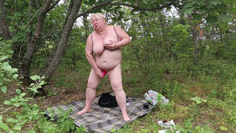 Zona901: Stepmom Undressed in a Park and Masturbates Her Big Pussy