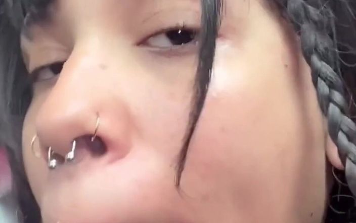 theunholychi: 邋遢的假阳具在后座吮吸