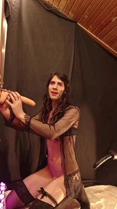 गले में गहरे लंड लेते समय मशीन चुदाई