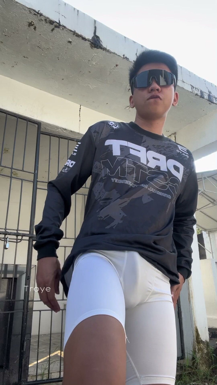 Troye_AsianPinoy: Un Asiatique chevauche longuement et se masturbe dans la nature