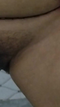 Sexig baby fingrar hennes heta fitta slickade urin i stående position av sexuell lust heta bröstvårtor bröstvårtor rolig