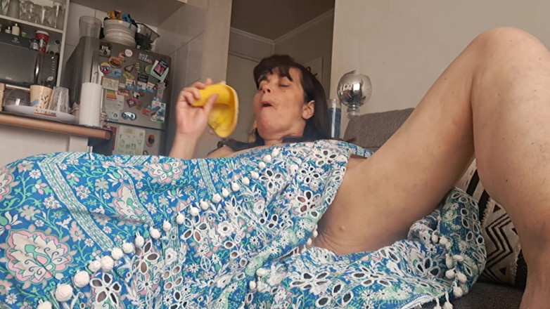 Mommy big hairy pussy: Ibu tiri di kerusi berlengan menyentuh pepeknya