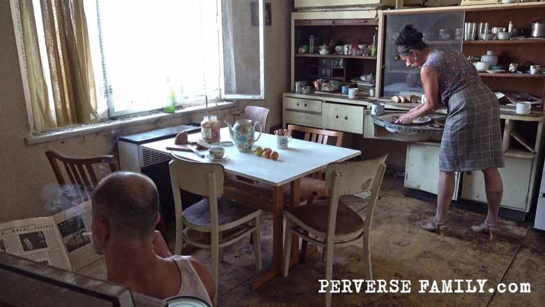 Perverse Family: Perverse Family 5 (season 1): Překvapení Pro Dům