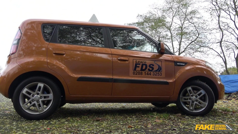 Fake Driving School: Falešná autoškola - nádherná Černá Sade neuspěla ve svém testu v autě...