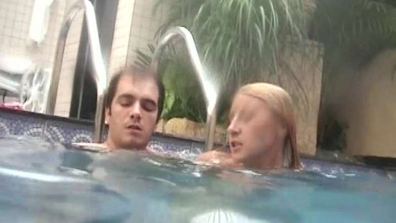TRASHPORN: Dojrzała blondynka milf zostaje wbita w twardy basen