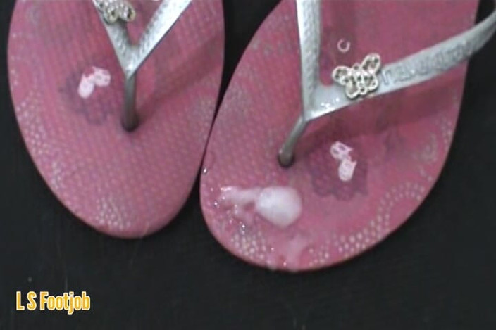 Footjob life style: Sexy MILF v Smradlaté Flip Flop footjob!