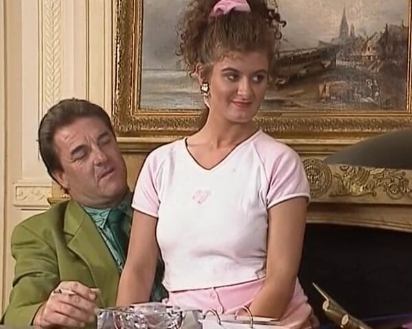 Busty German Sluts: Німецька секретарка з великою дупою глибоко заглотує боса
