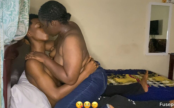 Fuseporn: Еммі катається на великому чорному члені, а також отримує