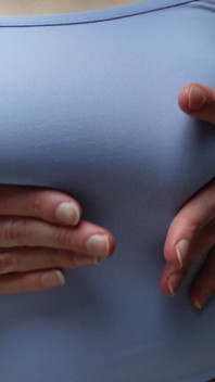 バウンシング、絞る、乳首吸いを伴うたるんだ乳房遊び