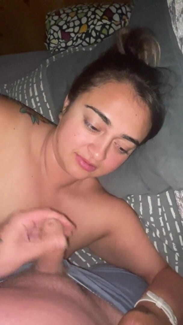 Filthy British Couple: Vuil pratende Joi vóór klaarkomen in het gezicht