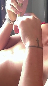 Markus si rilassa con un corpo sexy nel mio letto