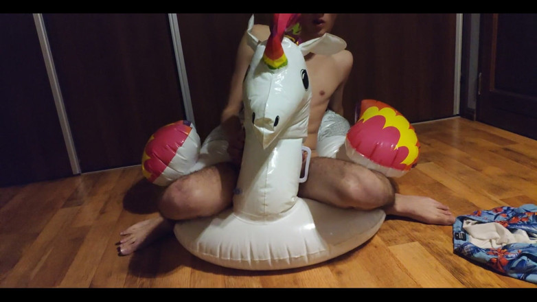 Floatie Boy: Corcunda seca no meu unicórnio inflável