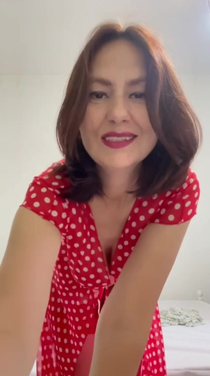 ANGELA_LADY: MILF Tried to Insert a Dildo Dry