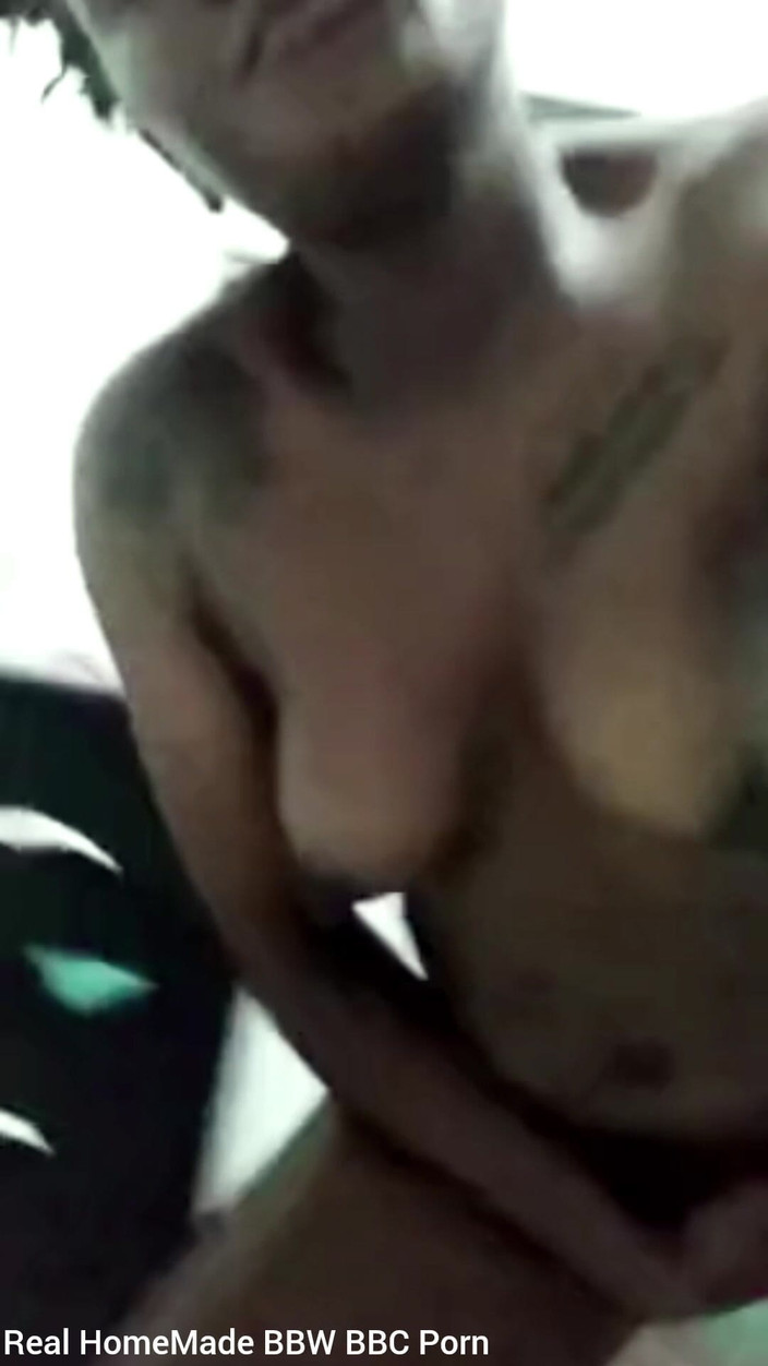 Super sexy ebony cuties: Je caresse ma chatte mouillée aux grosses lèvres