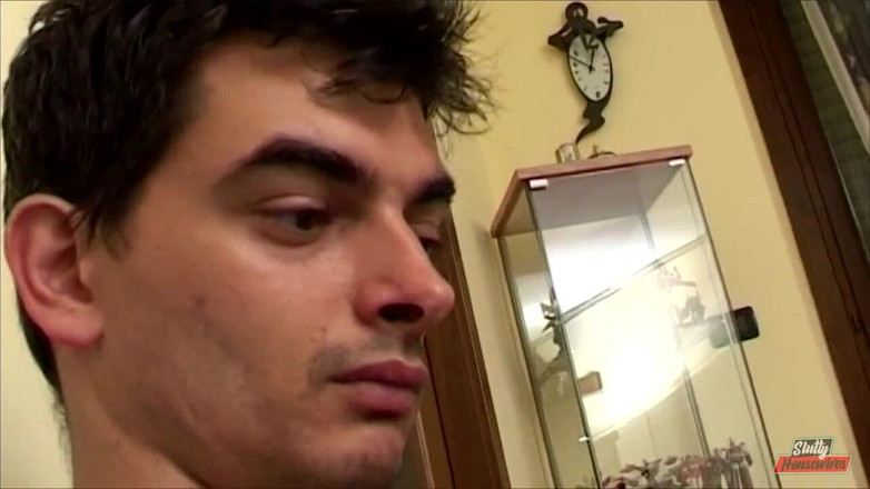 Vere Casalinghe Italia.: Horny hairy chick takes a piss and gets anal bang