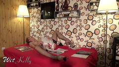 Wet Kelly: Фетиш журнал мастурбація - гаряча мамка грає зі своєю пиздою під час фантазії про гарячих моделей