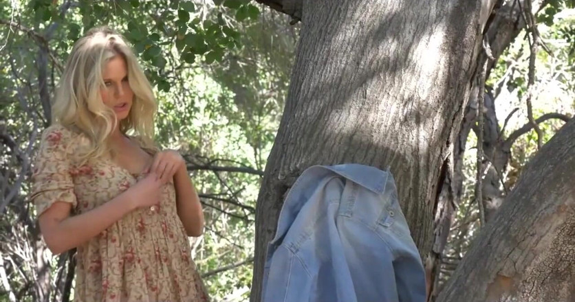 Xtime Network: Blondine mit dicken möpsen, masturbation im wald