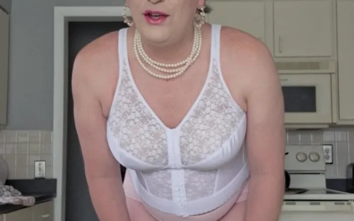 Victoria Lecherri: Babcia Tranny Puma Vicki potrzebuje kilku gorących młodych mężczyzn!