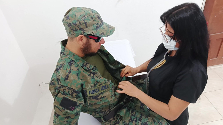 NEGRITA SEXY: 医師が診察中に兵士を官能的に触る