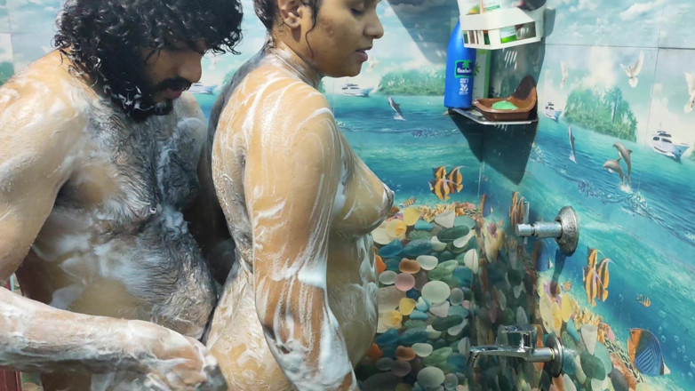Vaigavarun45: Percintaan mandi dengan handjob ans zakar menggesel pada pantat