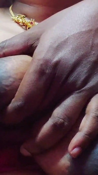 Hot and Sexy Aunty Apne Boobs