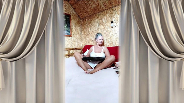 Lukerya: ホットな主婦ルケリヤがサテンホワイトのランジェリーで大きな柔らかいベッドに座る