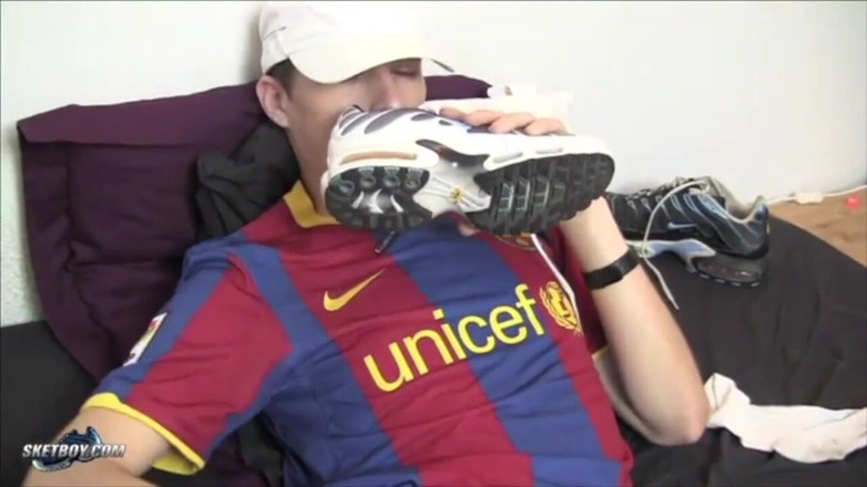 Sketboy: Sneakers dan melancap