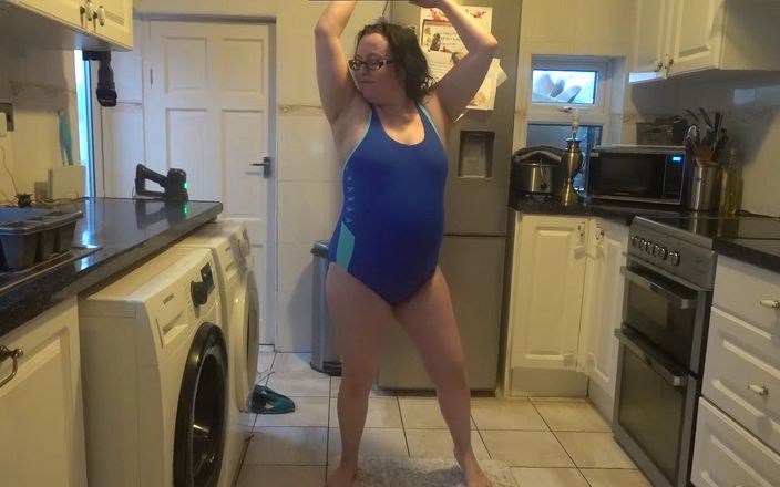 Horny vixen: Vrouw met grote borsten danst in een strak blauw badpak