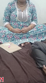 Indiana gordinha estudante mostra mamas e buceta para professora de tução