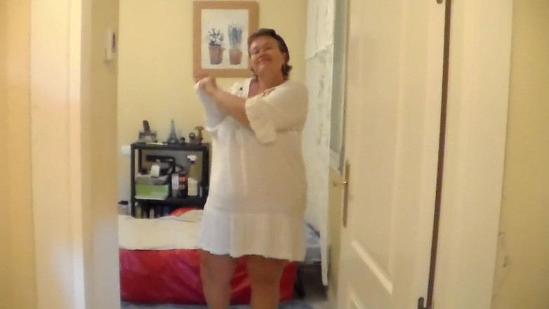 Sex hub couple: Jen est allongée sur le lit et fait pipi sur...