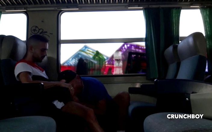 Home web camera: Webcam em segredo em um trem, dois meninos fodendo cru