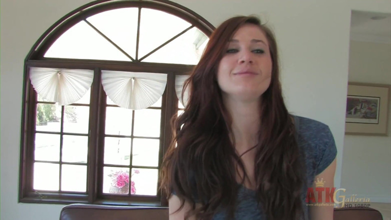 ATKIngdom Fans: Jessica Madison exhibe ses petits seins roses pendant un entretien