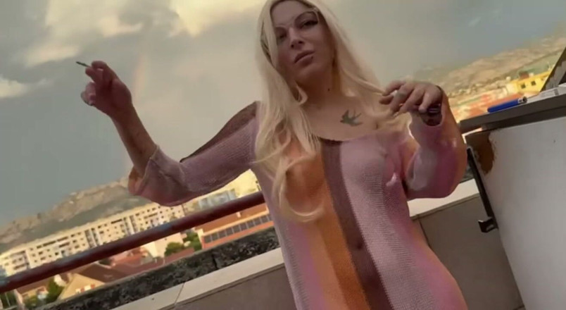 Lana lova: Duhové kouření, Nevlastní sestra Ass Pussy Škádlení