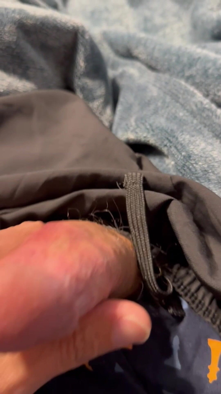 Gay Soldier Stuff: Geile legersoldaat trekt zich af in een hardloopbroek - komt er...