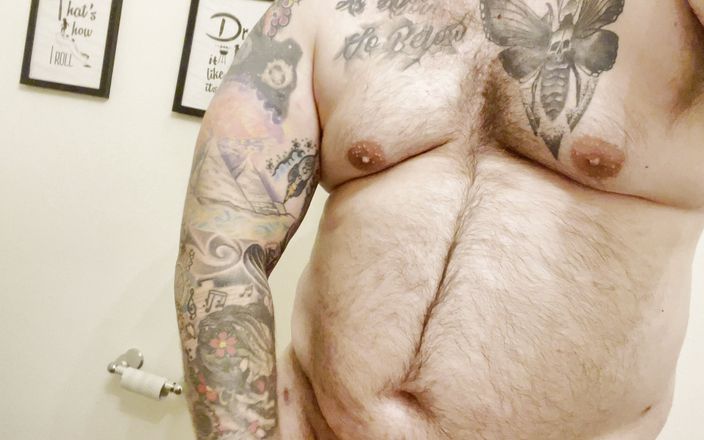 Bearded bear: Urso tatuado sexy acariciando