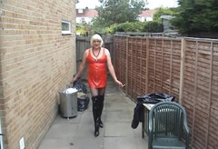 Mature Tina TV: Fuma sexy in miniabito in pvc rosso