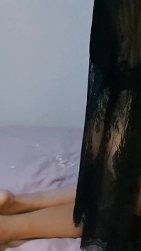 性感的继妹用巨大的穿戴式假阳具摧残我的菊花。粗暴的屁股操逼直到射精爆炸