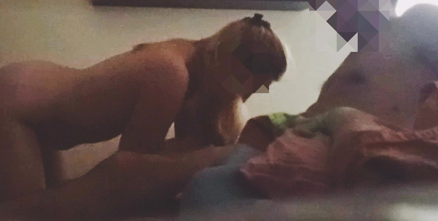 WesternSerbia: Des femmes infidèles sucent et chevauchent.