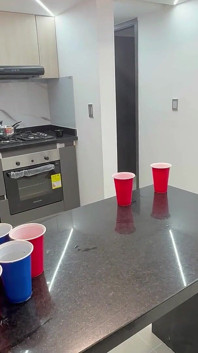 Gano jugando a mi tímida hermanastra hasta que me quito toda la ropa y la hago cachonda con mi rica polla, y terminamos follando